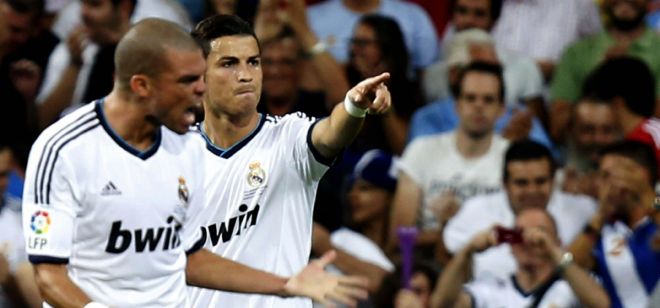 El delantero portugués del Real Madrid Cristiano Ronaldo (d) celebra con su compañero Képler Laveran 
