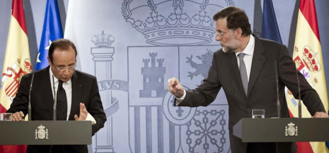El jefe de Gobierno español, Mariano Rajoy (d), se dirige al presidente francés, François Holland.