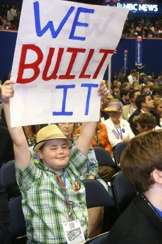Un niño muestra un cartel con la frase 