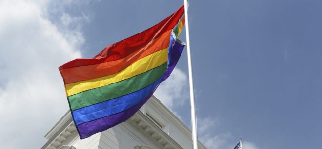 La bandera homosexual ondeaba en el consulado de EE.UU con motivo de las jornadas del orgullo gay en Hamburgo, Alemania.