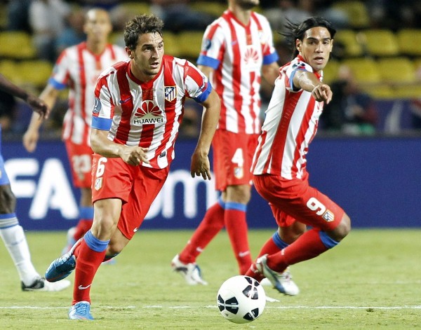 Los jugadores del Atlético de Madrid Koke y Radamel Falcao durante una jugada del partido contra el Chelsea.