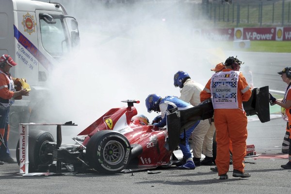 El piloto español de la escudería Ferrari de Fórmula Uno, Fernando Alonso, permanece en el monoplaza tras sufrir un accidente en el Gran Premio de Bélgica disputado en el circuito de Spa-Francorchamps, el 2 de septiembre del 2012.