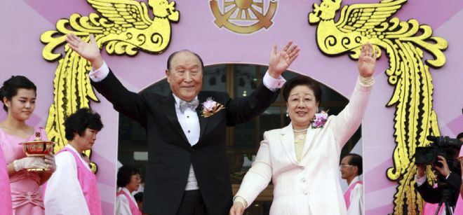 Fotografía cedida fechada el 14 de octubre del 2009 del fundador de la Iglesia de la Unificación, el reverendo Sun-Myung Moon (c-izda) y su esposa, Han Hwak-ja (c-dcha).