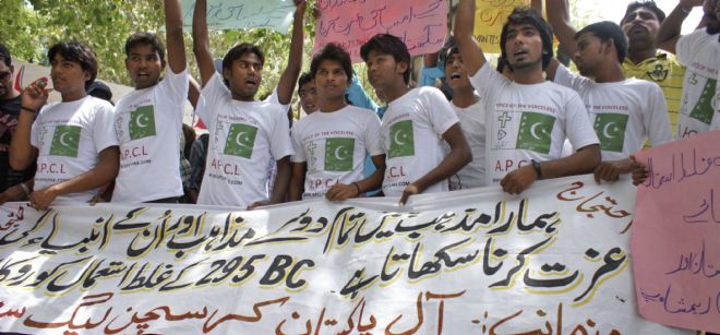 Varios activistas cristianos paquistaníes se manifiestan.