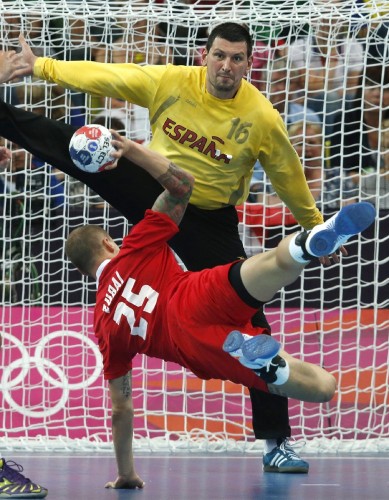 El portero español Arpad Sterbik protege los palos del húngaro Zubai Szabolcs, durante el partido correspondiente al Grupo B de la fase preliminar del torneo de balonmano de los Juegos Olímpicos de Londres.