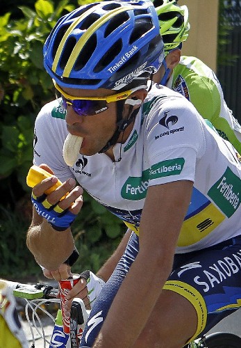 Alberto Contador (Saxobank) comiendo un platano.