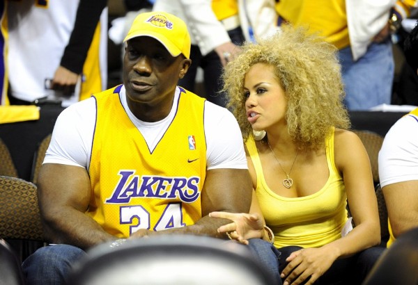 Michael Clarke Duncan con su novia de entonces, Vanessa Bozell, mientras asisten a un partido entre Nuggets de Denver y Lakers de Los Ángeles en el Pepsi Center de Denver.