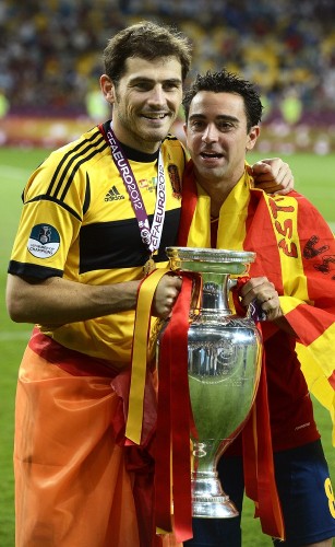 Los internacionales españoles Iker Casillas (i) y Xavi Hernández.