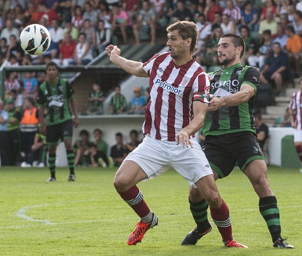 El delantero del Athletic de Bilbao, Fernando Llorente, intenta controlar la pelota ante un jugador del Sestao River.