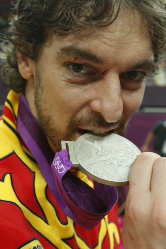 Pau Gasol muerde la medalla de plata conquistada en Londres.