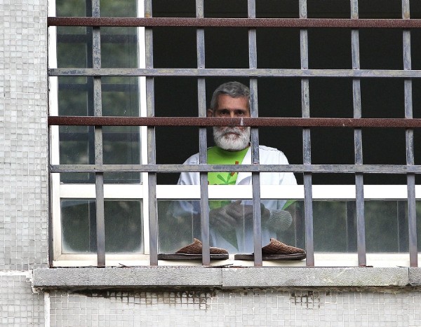 El preso de ETA Iosu Uribetxebarria asomado en la ventana de su habitación del Hospital Donostia.
