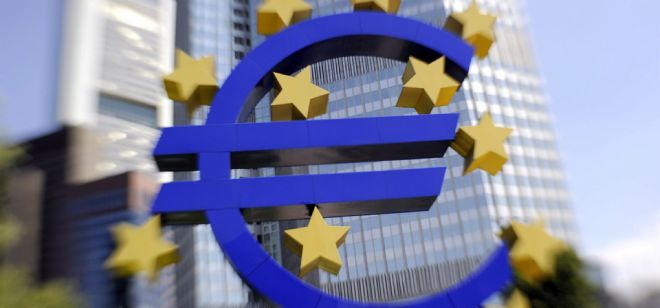 Fotografía tomada el 06 de julio de 2011 que muestra el logotipo del euro frente al edificio del Banco Central Europeo (BCE) en Fráncfort.