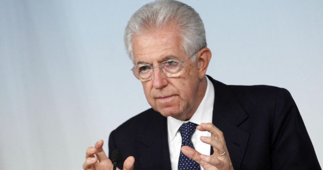 El primer ministro italiano, Mario Monti, habla durante una rueda.