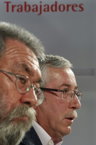 Los secretarios generales de CCOO y UGT, Ignacio Fernández Toxo (d) y Cándido Méndez, durante la rueda de prensa que han ofrecido esta tarde en Madrid, para informar sobre sus intervenciones en la cumbre hispano-alemana.