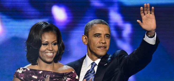 El presidente estadounidense, Barack Obama (d), saluda junto a su esposa, Michelle Obama.