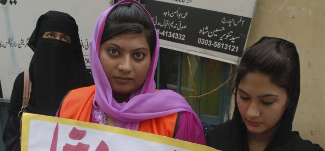 Paquistaníes cristianas sostienen pancartas durante una protesta en defensa de Rimsha Masih.