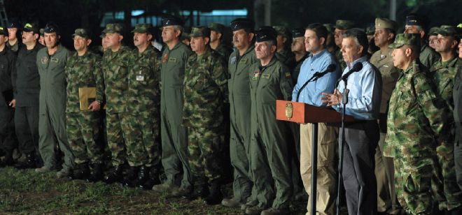 Fotografía cedida por la Presidencia de Colombia del mandatario del país, Juan Manuel Santos (2d), hablando junto al ministro de Defensa, Juan Carlos Pinzón (3d).