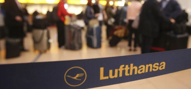Pasajeros esperan en los mostradores de información de Lufthansa en el aeropuerto de Hamburgo (Alemania).