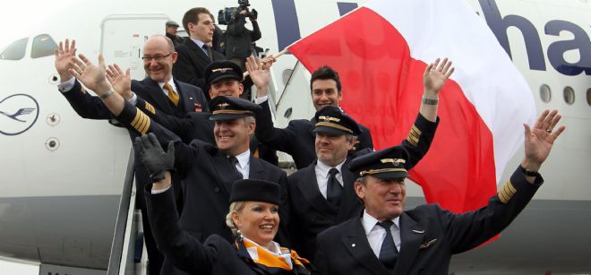 Imagen de archivo fechada el pasado 19 de mayo de 2011 que muestra la tripulación de un vuelo de Lufthansa.