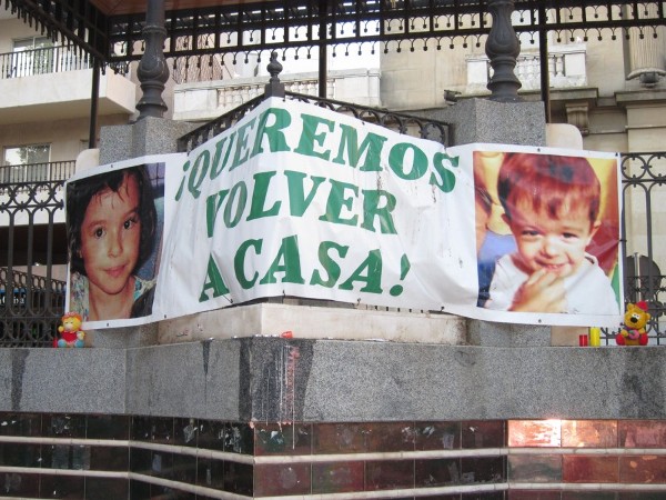 Pancarta para pedir el regreso por Ruth y José en la Plaza de las Monjas..