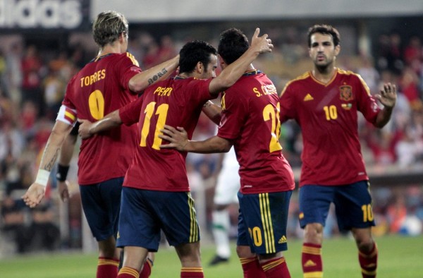 Los jugadores de la selección española felicitan a Pedro Rodríguez (2-i) tras marcar el segundo gol ante Arabia Saudí.