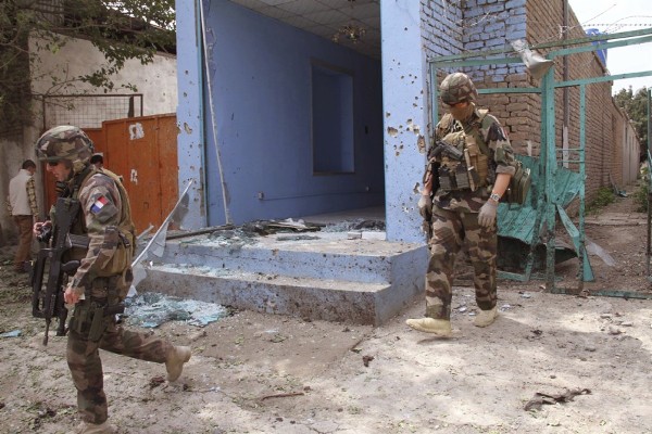 Soldados franceses de la misión de la OTAN en Afganistán (ISAF) inspeccionan el escenario del atentado suicida.