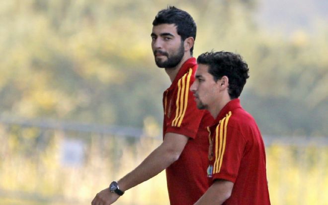 Los jugadores de la selección española, Raúl Albiol (i) y Jesús Navas.