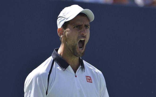 El tenista serbio Novak Djokovic celebra el segundo set conseguido ante el español David Ferrer.