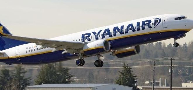 Avión de Ryanair despegando.