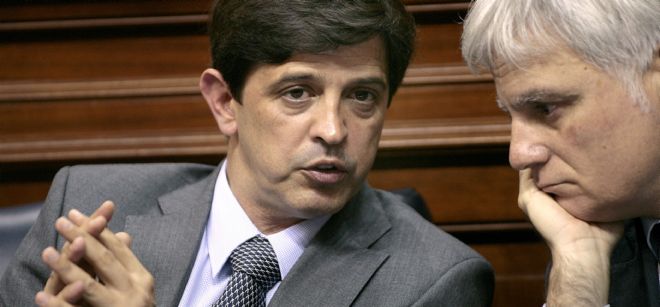 El vicepresidente del Gobierno de Canarias, José Miguel Pérez (d), conversa con el consejero de Economía y Hacienda, Javier González Ortiz.