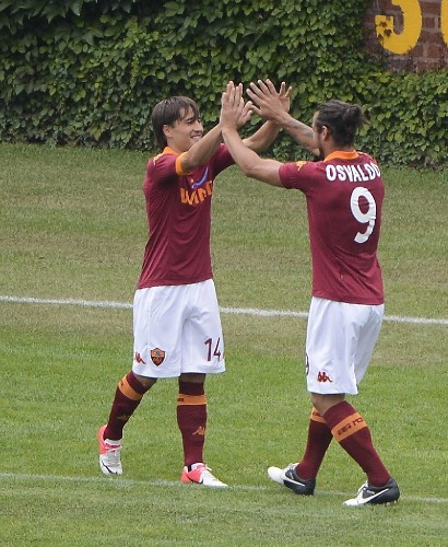 Los jugadores Pablo Daniel Osvaldo (d) y Bojan Krkic del AS Roma, celebran una anotación ante Zaglebie Lubin de Polonia.