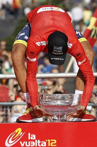 Alberto Contador, del Saxo Bank, en el podio tras la etapa final de la 67 edición de la Vuelta a España de ciclismo celebrada entre Cercedilla y Madrid.