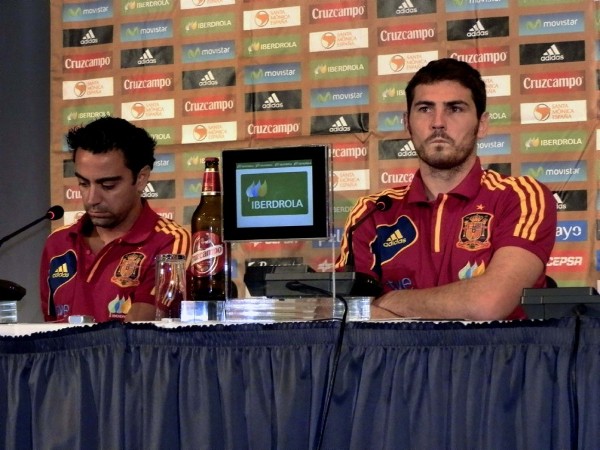 Los jugadores Xavi Hernández e Iker Casillas durante la conferencia de prensa mantenida hoy.