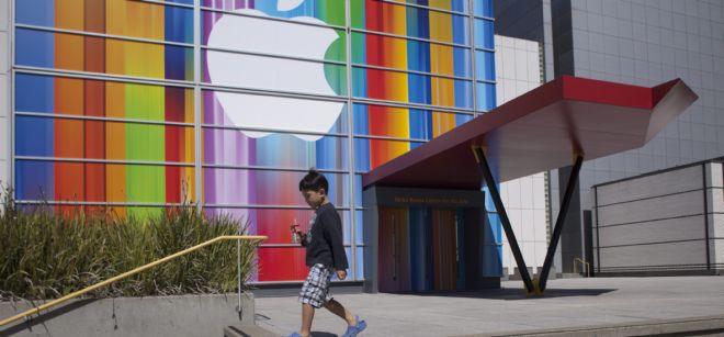 Vista de una fachada con el logo de Apple.