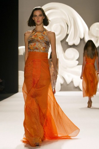 Modelos presentan creaciones de la diseñadora venezolana Carolina Herrera.