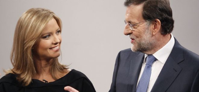El presidente del Gobierno, Mariano Rajoy, conversa con la periodista de TVE, María Casado.