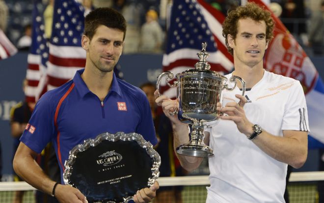 El británico Andy Murray (d) y el serbio Novak Djokovic posan con sus títulos de campeón y subcampeón del Abierto de Estados Unidos.