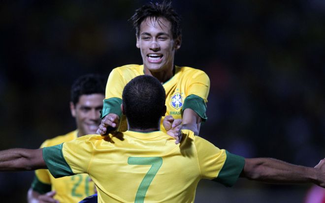 El jugador Neymar de la selección brasileña de fútbol celebra el gol de Lucas (espalda) ante China.