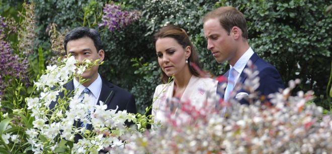 El príncipe Guillermo de Inglaterra (dcha) y su mujer, Catalina duquesa de Cambridge (centro), observan una orquídea con el nombre de su madre, la princesa Diana.