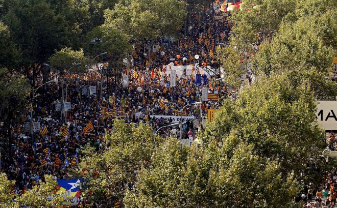 Miles de catalanes participan en el centro de Barcelona en una manifestación independentista.