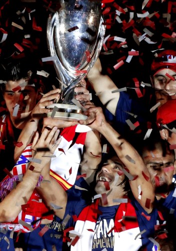 El delantero colombiano del Atlético de Madrid, Radamel Falcao, celebra junto a sus compañeros la conquista de la Supercopa de Europa