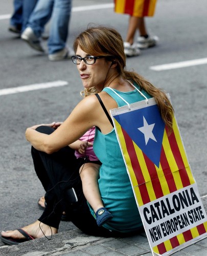 Una joven durante la multitudinaria manifestación convocada esta tarde en el centro de Barcelona.