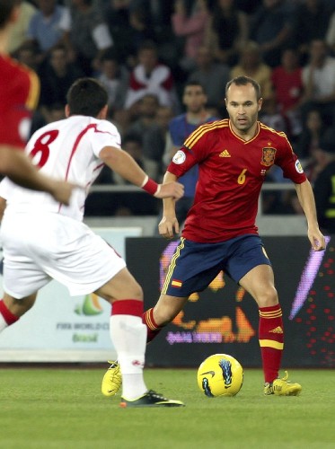 El centrocampista español Andrés Iniesta lucha por el balón con el georgiano Murtaz Daushvili.