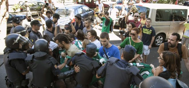 Momento en el que la Policía Nacional desaloja a un grupo de jóvenes del acceso al Rectorado de la Universidad de las Palmas de Gran Canaria.