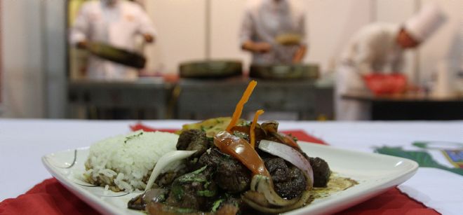 Detalle de la exhibición de un plato de la cocina peruana.