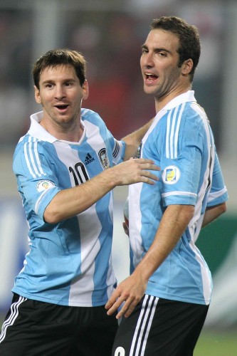 Gonzalo Higuaín, de Argentina, celebra con Lionel Messi su gol contra Perú.