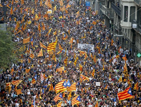 Miles de ciudadanos participaron el pasado martes en la multitudinaria manifestación convocada en el centro de Barcelona.