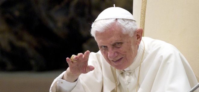 El papa Benedicto XVI bendice a los fieles.