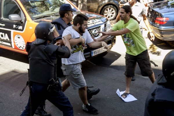La Policía Nacional desaloja a un grupo de jóvenes del acceso al Rectorado de la Universidad de las Palmas de Gran Canaria.