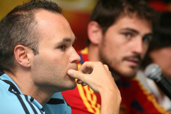 Los jugadores de la selección de fútbol de España, el arquero Iker Casillas y el mediocampista Andrés Iniesta.